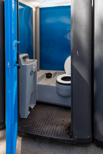 Best Porta potty delivery and setup  in Warrensburg, IL